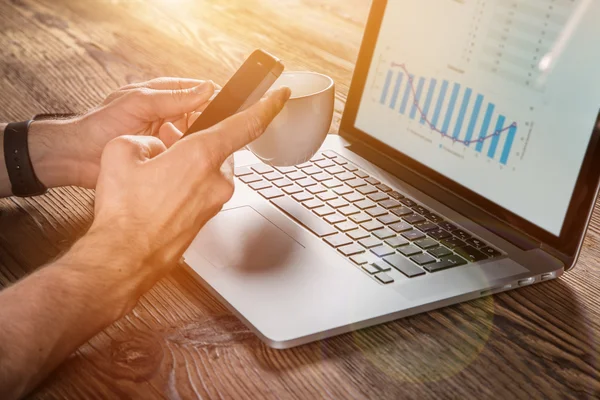 Närbild på business man hand arbetar på bärbar dator. — Stockfoto