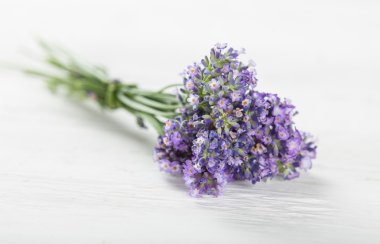 Ahşap masaya lavanta çiçek.