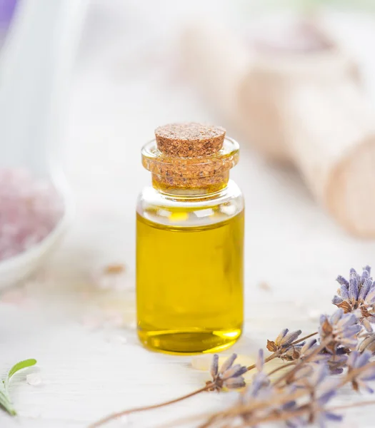 Flores de lavanda com óleo essencial — Fotografia de Stock