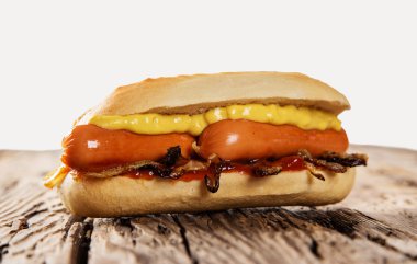 Sosisli sandviç ahşap zemin üzerinde