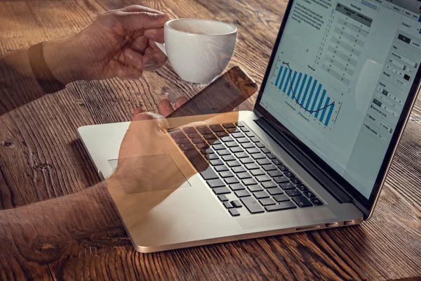 Närbild på business man hand arbetar på bärbar dator. — Stockfoto