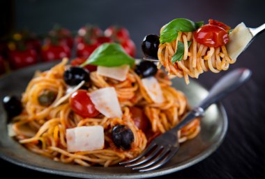 İtalyan makarna putanesca 