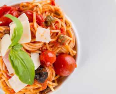 İtalyan makarna domates ile