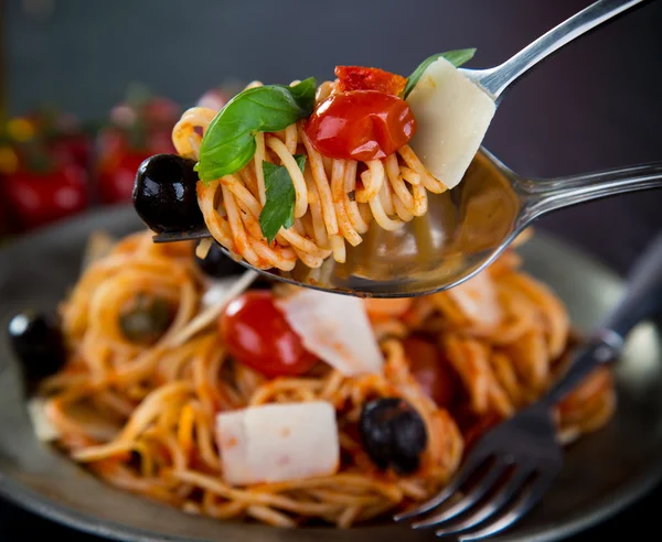 Pastas italianas putanesca —  Fotos de Stock