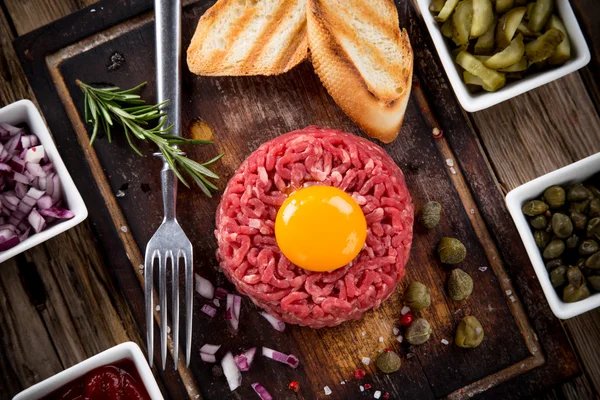 Biftek tartar yakın çekim.