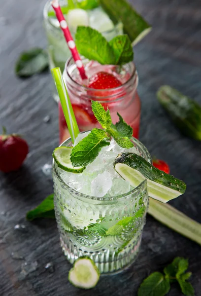 Gläser mit frischem, hausgemachtem Gurkensaft — Stockfoto