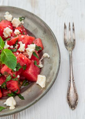 Taze salata, kavun, peynir, limon ve nane..