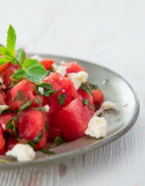 Taze salata, kavun, peynir, limon ve nane..