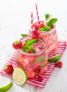 Bardak taze, ev yapımı taze meyve suyu