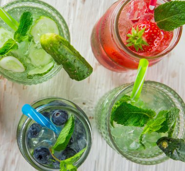 Bardak taze, ev yapımı taze meyve suyu