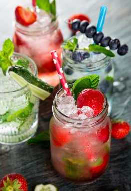 Bardak taze, ev yapımı taze meyve suyu