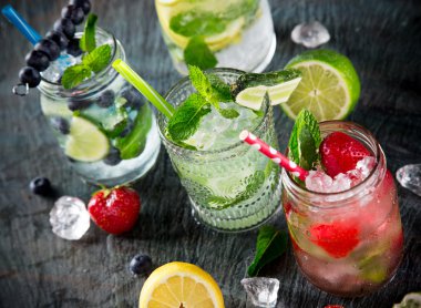 Bardak taze, ev yapımı taze meyve suyu