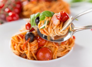 Domates ve fesleğenli İtalyan makarnası.