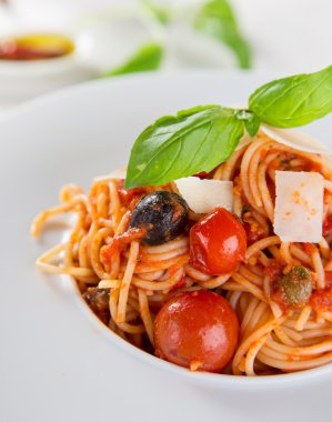 Domates ve fesleğenli İtalyan makarnası.