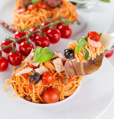 Domates ve fesleğenli İtalyan makarnası.