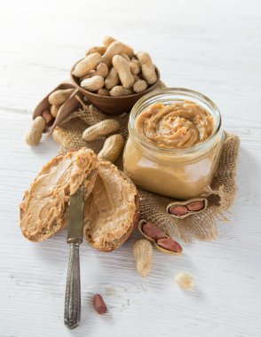 Fıstık ezmesi ahşap arka plan üzerinde.