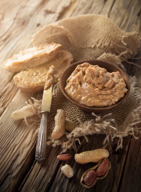 Fıstık ezmesi ahşap arka plan üzerinde.