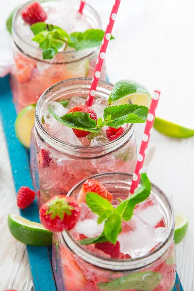 Glasögon av färsk, Hemlagad färsk juice — Stockfoto