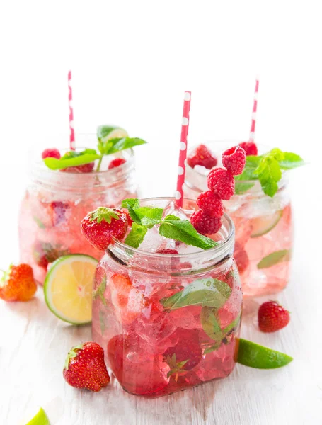 Gläser mit frischem, hausgemachtem Saft — Stockfoto