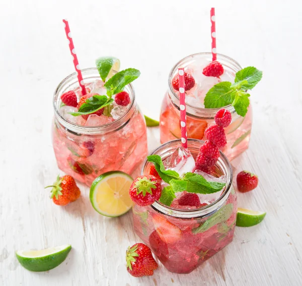 Gläser mit frischem, hausgemachtem Saft — Stockfoto