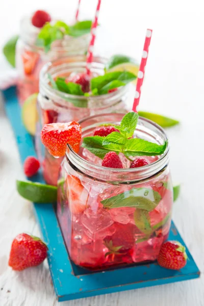 Gläser mit frischem, hausgemachtem Saft — Stockfoto