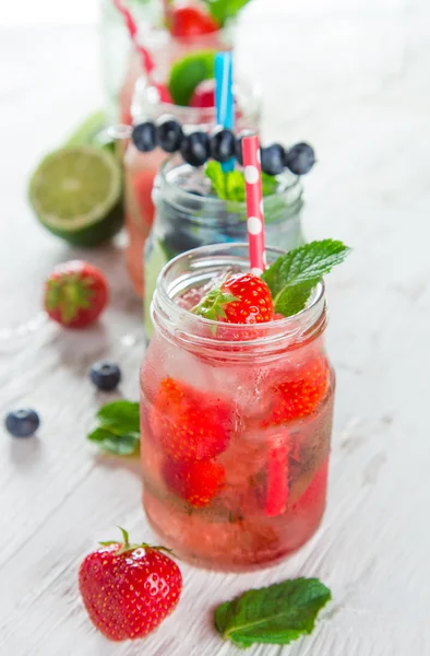 Gläser mit frischem, hausgemachtem Saft — Stockfoto