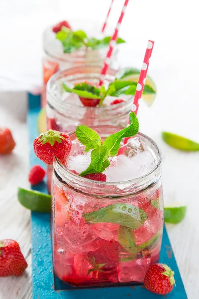 Gläser mit frischem, hausgemachtem Saft — Stockfoto