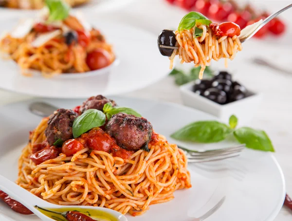 Pâtes italiennes avec tomate et basilic — Photo