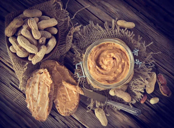 Jordnötssmör på trä bakgrund. — Stockfoto