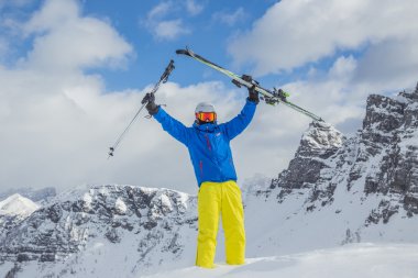 kayakçı pise yüksek Dağları üzerinde