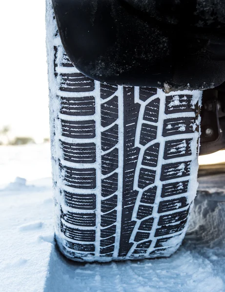 Pneu d'hiver en voiture, gros plan . — Photo