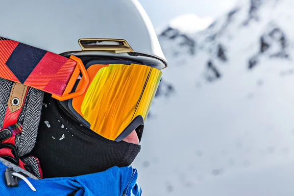 Skier on pise in high mountains — Stock Photo, Image