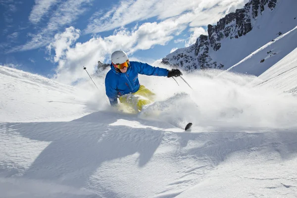 Skiër op pise in de hoge bergen — Stockfoto
