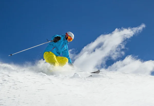 Esquiador en pise en las altas montañas —  Fotos de Stock