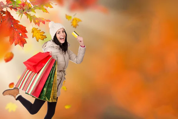 Mladá šťastná žena s nákupní tašky. — Stock fotografie