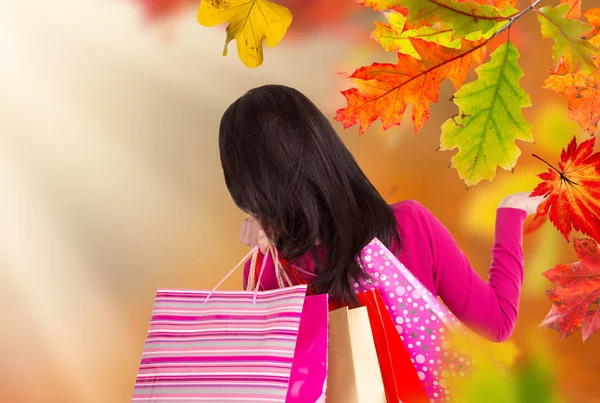 Jovem mulher feliz com sacos de compras . — Fotografia de Stock