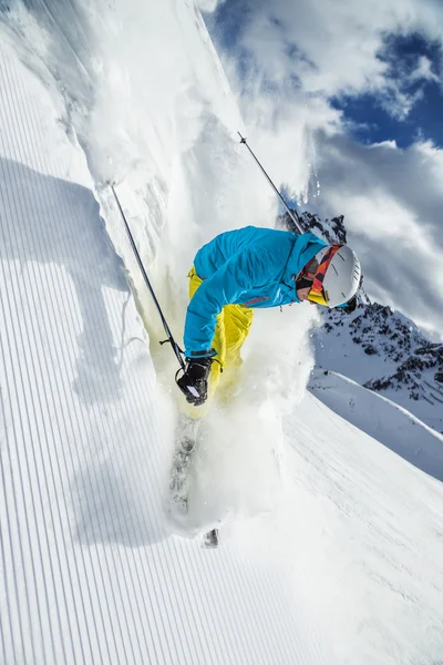 Sciatori che sciano in discesa in alta montagna — Foto Stock