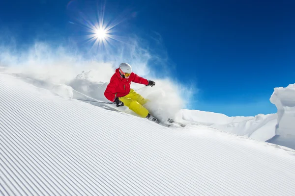 Sciatori che sciano in discesa in alta montagna — Foto Stock