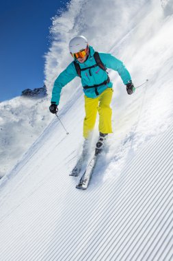 Yüksek dağlarda kayak yapan kayakçı.