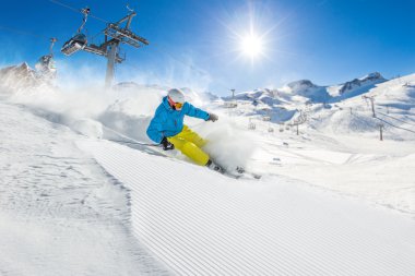 Yüksek dağlarda kayak yapan kayakçı.