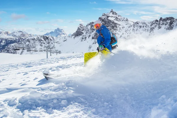 Skiër afdaling in hoge bergen — Stockfoto