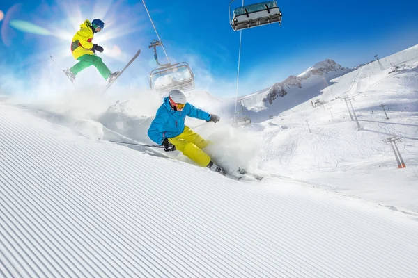 Skifahrer beim Skifahren im Hochgebirge — Stockfoto