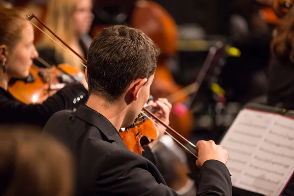 Orchestra sinfonica che esegue . — Foto Stock