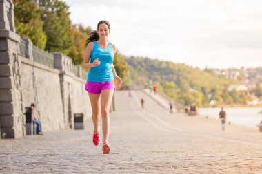 Şehirde güneşli gün boyunca çalışan kadın.
