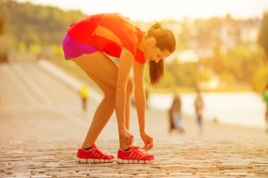 Şehirde güneşli gün boyunca çalışan kadın.