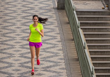Şehirde güneşli gün boyunca çalışan kadın.