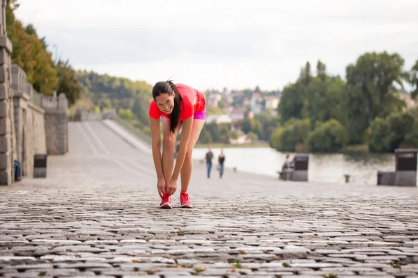 Rinnande kvinna under solig dag i staden. — Stockfoto