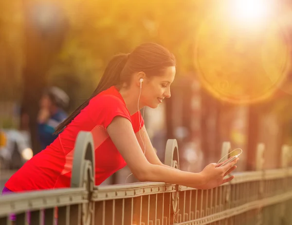 Junge Frau hört an sonnigen Tagen in der Stadt Musik. — Stockfoto