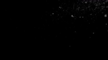 Siyah arka planda toz bulutu. 1000 fps 'de yüksek hızlı bir kamerayla çekildi. Yüksek kaliteli FullHD görüntüler