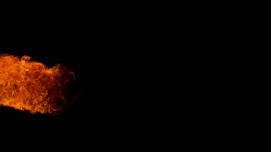 Siyah arka planda izole edilmiş çok yavaş ateş alevleri. 1.000 fps hızla yüksek hızlı sinema kamerasıyla çekildi.